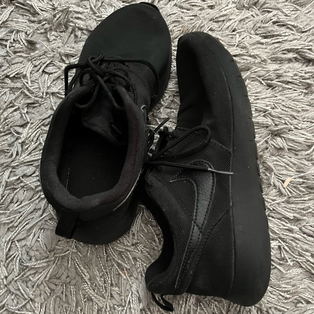Black Nike Roshe
